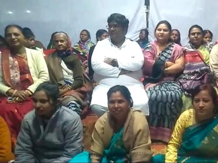 Chhattisgarh mayor of Chirmiri Municipal Corporation being called  drunk mayor by BJP leaders Mahila Congress protest ANN Watch: महिला कांग्रेस कार्यकर्ताओं का अनोखा विरोध- बीजेपी नेताओं की तस्वीर का किया 'सोलह श्रृंगार'