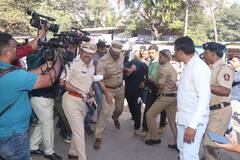 Tunisha Sharma Suicide Case:  मुंह छुपाकर, नंगे पावों....शीजान ख़ान को इस हालत में कोर्ट ले गई पुलिस, सामने आईं तस्वीरें