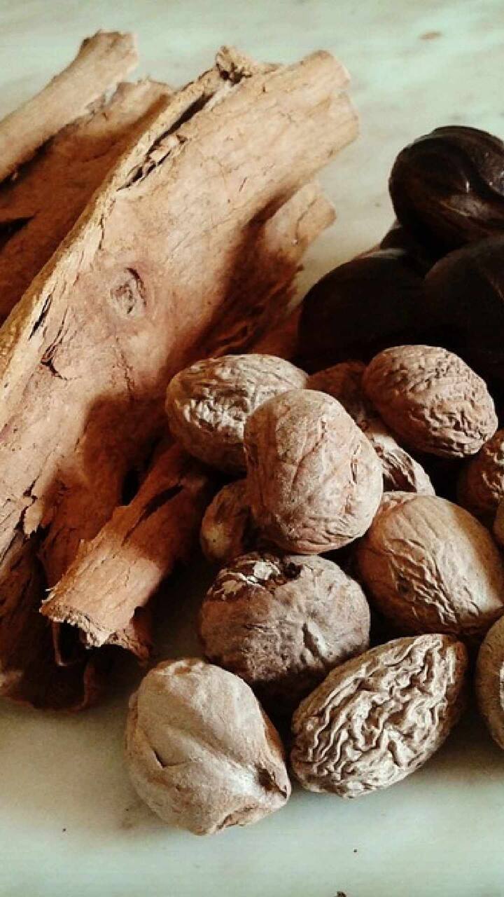 जायफळ बारीक करून त्याची पेस्ट बनवा आणि कानाच्या मागे लावा. यामुळे कान दुखणे आणि सूज कमी होईल.
