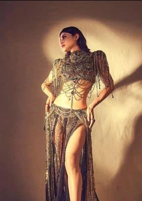 अभिनेत्री मौनी रॉय ही तिच्या बोल्डनेसमुळे नेहमी चर्चेत असते.