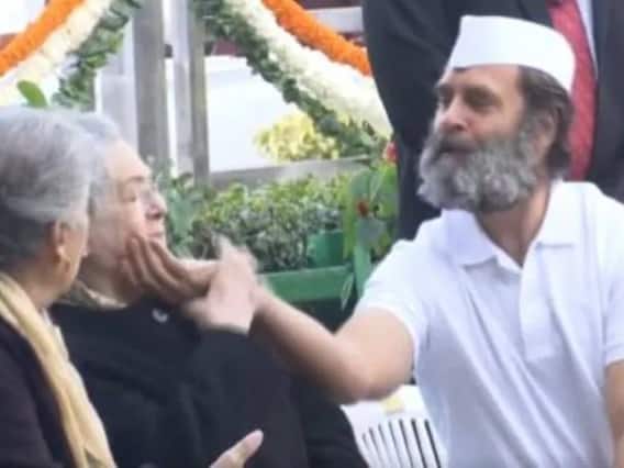 Cute Moments : સોનિયા ગાંધીએ એવું તે શું કહ્યું કે રાહુલે નાના બાળકની માફક ખેંચ્યા તેમના ગાલ? જુઓ Video Sonia Rahul : Cute Movement Video goes Viral When He Touches Sonia Cheeks in a Childish Way Cute Moments : સોનિયા ગાંધીએ એવું તે શું કહ્યું કે રાહુલે નાના બાળકની માફક ખેંચ્યા તેમના ગાલ? જુઓ Video