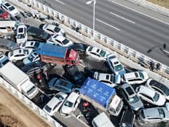 Watch Video: சாலையில் அடுத்தடுத்து மோதிக்கொண்ட 200 வாகனங்கள்...! என்ன காரணம்...?