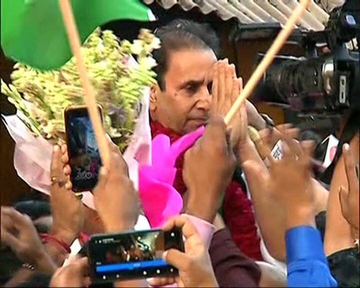 1 नोव्हेंबर 2021 ईडी चौकशीसाठी गेलेल्या अनिल देशमुखांना ईडीकडून अटक करण्यात आली. ईडीनं देशमुखांवर भ्रष्टाचाराचा गुन्हा दाखल केला. ईडीनं अटक केल्यानंतर आर्थिक गैरव्यवहार प्रकरणात सीबीआकडूनही त्यांच्यावर गुन्हा दाखल करण्यात आला. त्यामुळे देशमुख एकाच वेळी दोन तपास यंत्रणांकडून दोन गुन्ह्यांप्रकरणी अटकेत होते. वर्षभरानंतर अनिल देशमुख तुरुंगाबाहेर आले आहेत. अनिल देशमुख बाहेर आल्यानंतर राष्ट्रवादीच्या कार्यकर्त्यांनी जल्लोष केला. त्यांच्या स्वागतासाठी राष्ट्रवादी काँग्रसमधील दिग्गज नेते आले होते.