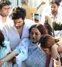 Tunisha Sharma के अंतिम संस्कार के दौरान मां का हुआ बुरा हाल, बेटी को खोने के गम में बेसुध आईं नजर, रूला देंगी तस्वीरें