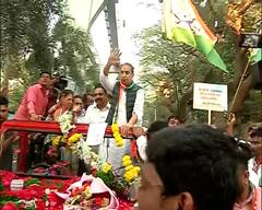 ढोल ताशाचा गजर, फुलांची उधळण; अनिल देशमुख अखेर तुरुंगाबाहेर