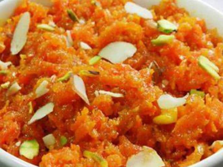 एक पैन लें फिर उसमें घी डालें, इसमें ड्राई फ्रूट्स डालकर टॉस करें और निकाल लें. इस बीच खोये को चलाएं और चीनी डालें और पकाते रहें. फिर आंच को कम कर दें और दूध और कद्दू का मिश्रण डालें. इसे एक साथ चलाएं और इसे पकने दें, ड्राई फ्रूट्स डालें और थोड़ा इलायची पाउडर छिड़कें और आपका हलवा तैयार है.