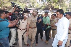 Tunisha Sharma Suicide Case:  मुंह छुपाकर, नंगे पावों....शीजान ख़ान को इस हालत में कोर्ट ले गई पुलिस, सामने आईं तस्वीरें