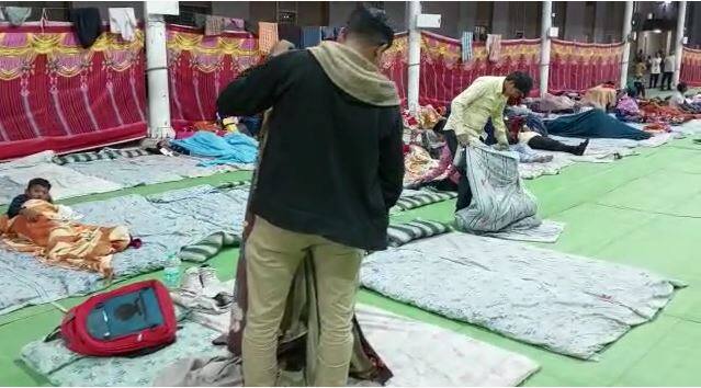 वाढती गर्दी लक्षात घेता भक्तनिवास फुल्ल झाले तर साई भक्तांना राहण्याची तात्पुरती व्यवस्था साईबाबा संस्थानच्या वतीने करण्यात आली आहे.