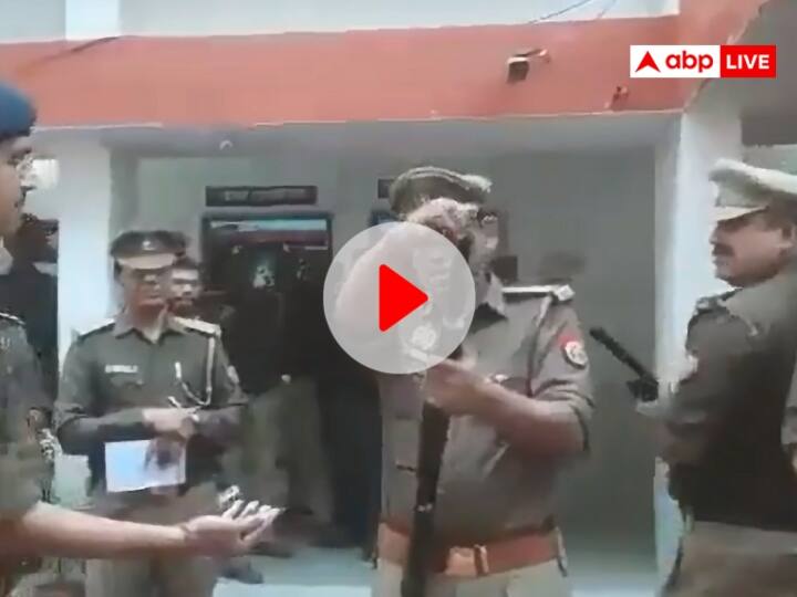Basti News DIG RK Bhardwaj surprised UP policeman not know how use gun si puts bullet pistol hose Watch: यूपी की अनोखी पुलिस, नली के रास्ते रायफल में डाली गोली और फिर जो हुआ वो देखकर चौंक जाएंगे आप