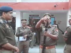 यूपी: बंदूक की नली में गोली डालने वाले SI का आईजी आरके भारद्वाज ने किया बचाव, जानिए- क्या कहा?
