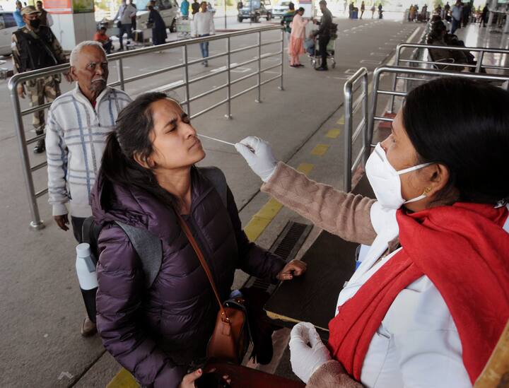कोरोना संसर्गाची भीती सर्वत्र असताना दिलासा देणारी बाब म्हणजे देशात कोरोनाग्रस्त रूग्ण बरे होण्याचे प्रमाणही वाढले आहे. सध्या कोरोना रुग्णांचा रिकव्हरी रेट 98.8% आहे.