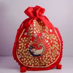 Potli Bags: अपनी पुरानी साड़ी से बनाए बेहद खूबसूरत पोटली बैग, सब करेंगे आपके इस यूनीक फैशन की तारीफ