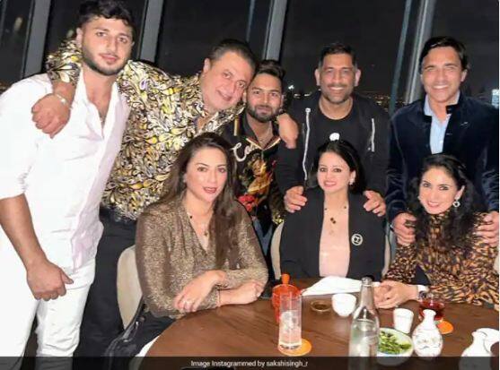sakshi dhoni shares photo with ms dhoni rishabh pant on instagram Viral Photo: ਸਾਕਸ਼ੀ ਸਿੰਘ ਧੋਨੀ ਨੇ MS Dhoni ਤੇ ਰਿਸ਼ਭ ਪੰਤ ਨਾਲ ਸ਼ੇਅਰ ਕੀਤੀ ਫੋਟੋ, ਸੋਸ਼ਲ ਮੀਡੀਆ 'ਤੇ ਹੋਈ ਵਾਇਰਲ