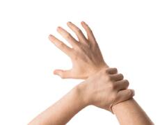 Hands and Feet Care Tips: सर्दी की वजह से आपके भी हाथ-पैर पड़ गए हैं काले, इन आसान स्टेप्स से रख सकती हैं ख्याल