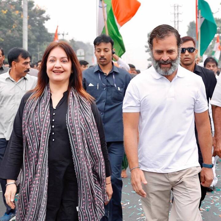 राहुल गांधी की यात्रा में बॉलीवुड की फेमस एक्ट्रेस पूजा भट् ने भी हिस्सा लिया था. जो उनके साथ करीब 10 किलोमीटर तक पैदल चली थी.