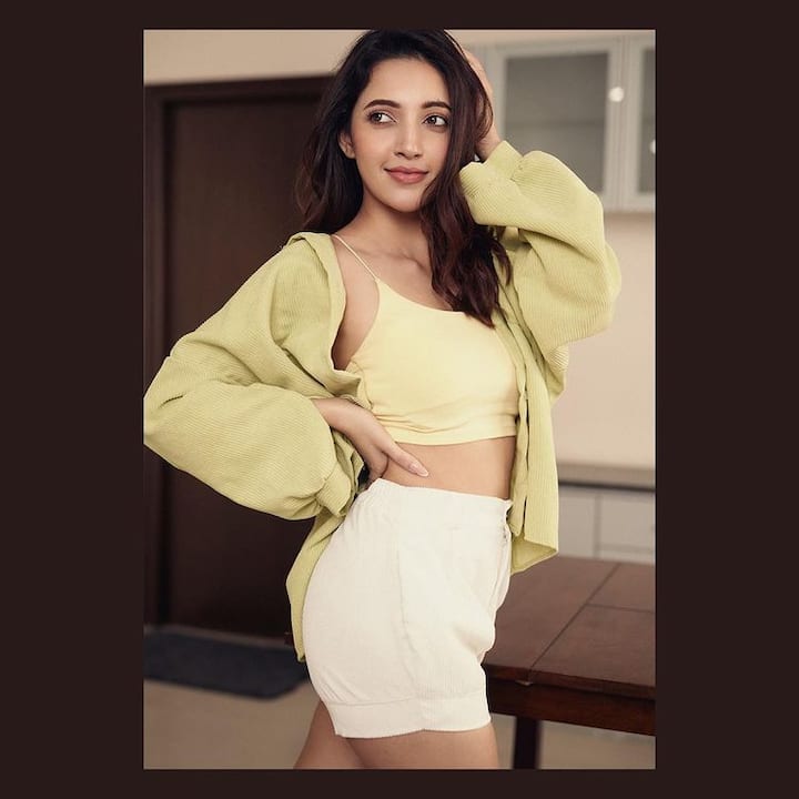 కన్నడలో విడుదలైన 'ముంగారు మేల్ 2' అనే రొమాంటిక్ డ్రామా చిత్రంలో నటించింది. Image Credit: Neha Shetty/Instagram