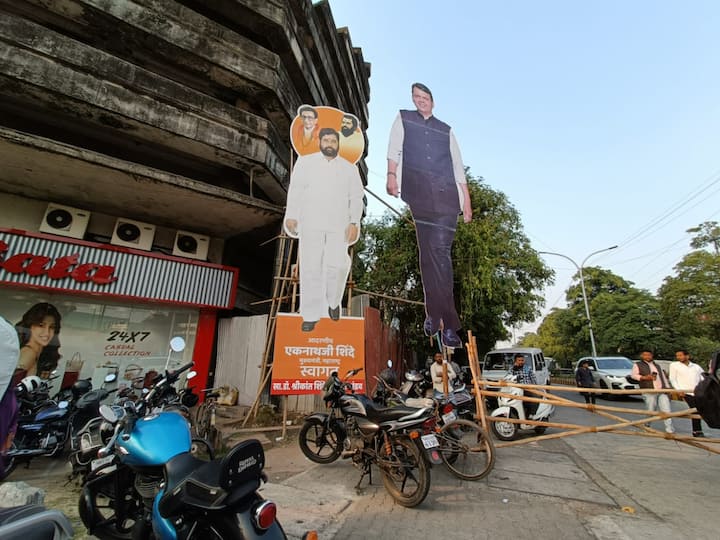 विधान भवनाच्या मुख्य प्रवेशद्वारासमोरच मुख्यमंत्री एकनाथ शिंदे आणि उपमुख्यमंत्री देवेंद्र फडणवीस याचं कटआऊट लावण्यात आलं आहे. या कटआऊटमुळे विधानभवन परिसरात वेगळ्याच चर्चा रंगल्या आहेत. कारण या कटआऊटमध्ये मुख्यमंत्री एकनाथ शिंदे यांचा कटआऊट तुलनेने कमी उंचीचा तर उपमुख्यमंत्री देवेंद्र फडणवीस यांचा कटआऊट जास्त उंचीचा आहे.