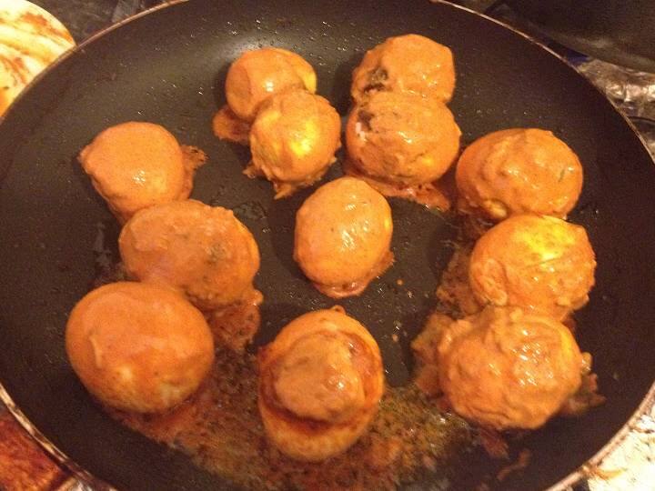 इन तंदूरी अंडों को बिरयानी में डाला जा सकता है या मसाला अंडे बनाने के लिए करी में मिलाया जा सकता है. आप उन्हें कुछ केचप या अपनी पसंद के डिप के साथ खा सकते हैं. आपको बस इतना करना है कि अंडे उबाल लें, उन्हें मैरीनेट करें और फिर उन्हें ग्रिल करें. दही के साथ मसालों के मिश्रण की परत इस व्यंजन के स्वाद को और बढ़ा देती है.