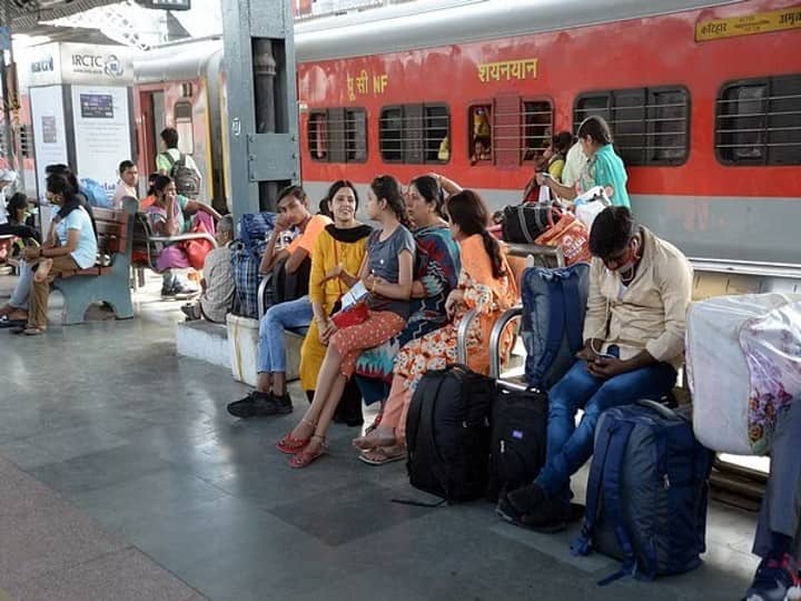 Indian Railways collected over Rs 100 crores as fines from passengers travelling without tickets in Mumbai Division  Railway: बिना टिकट सफर करने वालों से रेलवे ने वसूला भारी जुर्माना, मुंबई डिवीजन ने रिकॉर्ड 100 करोड़ रुपये हासिल किए