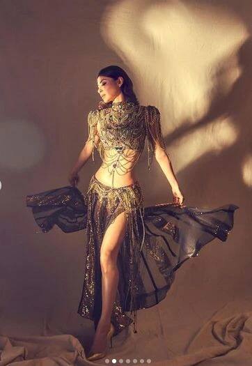 भव्य स्कर्ट सेटमधील तिचे फोटो चाहत्यांना खूपच आवडले आहेत.