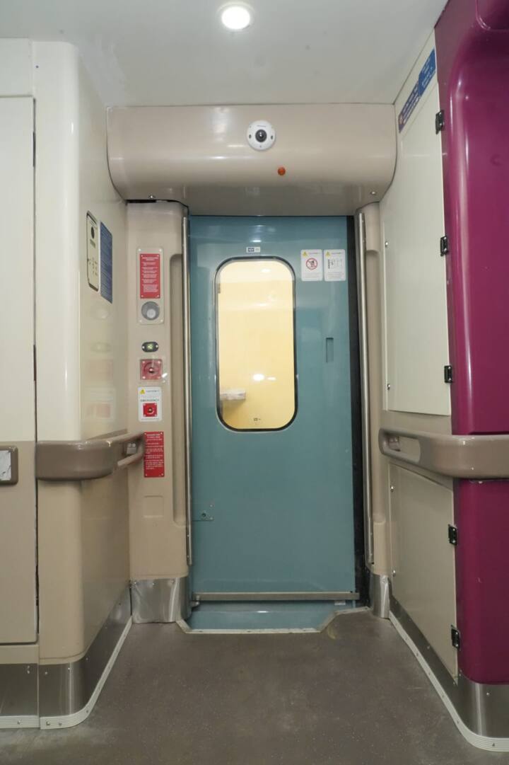 তার আগে পূর্ব রেলের তরফে শুরু হয় ট্রায়াল রান। ২৬ ডিসেম্বর সকাল ৫টা ৫৫ মিনিটে হাওড়া স্টেশনের ২২ নম্বর প্ল্যাটফর্ম থেকে পরীক্ষামূলক যাত্রা শুরু করে বন্দে ভারত এক্সপ্রেস। ট্রায়ালে ৮ ঘণ্টারও কম সময়ে হাওড়া থেকে এনজেপি পৌঁছয় ট্রেনটি।