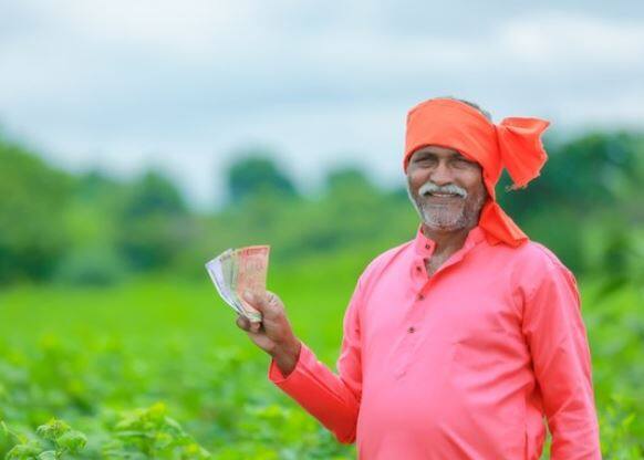 पंतप्रधान किसान सन्मान निधी योजनेअंतर्गत प्रत्येक वर्षी शेतकऱ्यांच्या (Farmers) खात्यात  सहा हजार रुपये जमा केले जातात. आत्तापर्यंत या योजनेअंतर्गत शेतकऱ्यांच्या खात्यावर 12 हप्ते जमा झाले आहेत.
