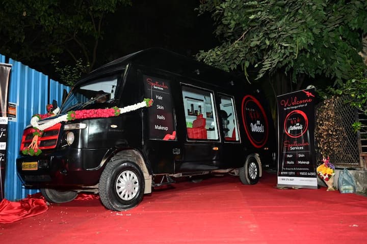 सगळ्या लगबगीच्या प्रसंगी आणि ग्राहकांच्या सुविधेसाठी सलॅान ॲपल  ऑन व्हील्स हा उत्तम पर्याय आहे. हेअर, मेकअप, स्किन संबंधी अनेक सर्व्हिसेसचा लाभ घेणं आता ग्राहकांना खूप सुलभ होणार आहे. या व्हॅनमध्ये हायजीनची काळजी घेतली जाणार आहे.