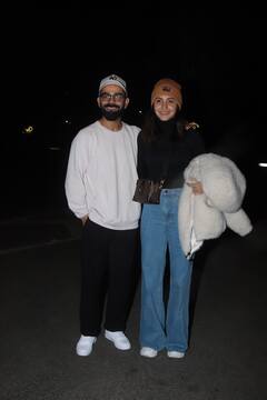 New Year 2023: बर्फीले इलाके पर वेकेशन मनाने निकले अनुष्का-विराट? एयरपोर्ट लुक से फैंस की नहीं हट रही हैं नजरें