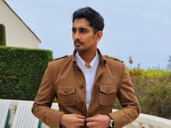 '20 मिनट तक पेरेंट्स को किया गया परेशान', एयरपोर्ट स्टाफ पर भड़के सिद्धार्थ