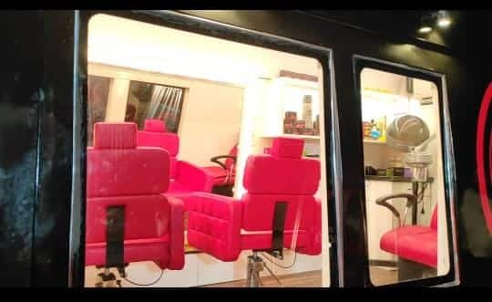 पुण्यात पहिलं चालतं फिरतं पार्लर सुरु झालं आहे.