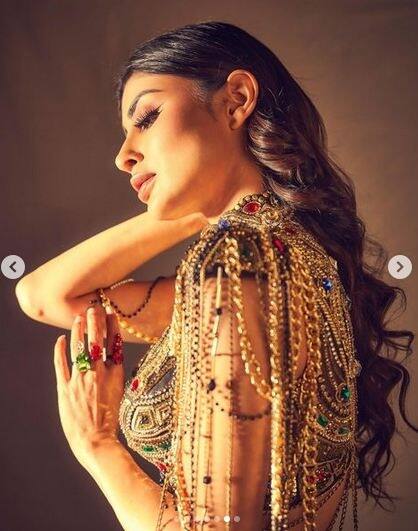 मौनी रॉय कॅमेर्‍यांसाठी अनेक पोज दिल्या आहेत.