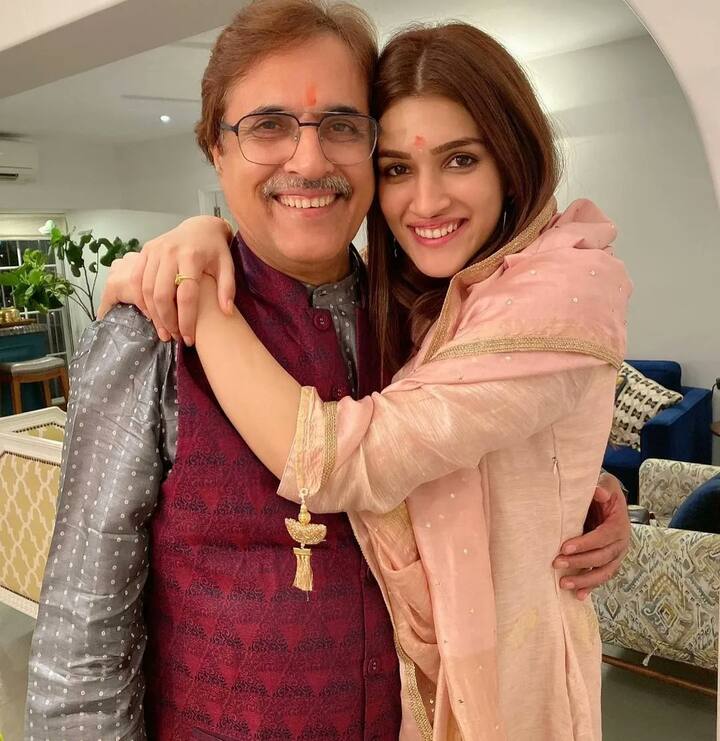 कृति सेनन के पिता का नाम है राहुल सेनन. कृति के पिता मुंबई में ही चार्टर्ड अकाउंटेंट के पद पर कार्यरत हैं.