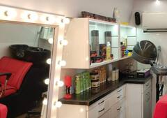 In Pics : महिलांचा प्रश्नच मिटला!  पुण्यातलं चालतं-फिरतं पार्लर तुम्ही पाहिलंय का?