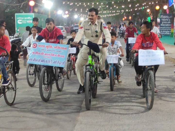 Indore police training and awareness cell launched programme against drug addiction ANN Indore: इंदौर में देर रात सड़क पर युवा छलका रहे जाम, नशे पर प्रहार के लिए पुलिस ने शुरू किया ये अभियान