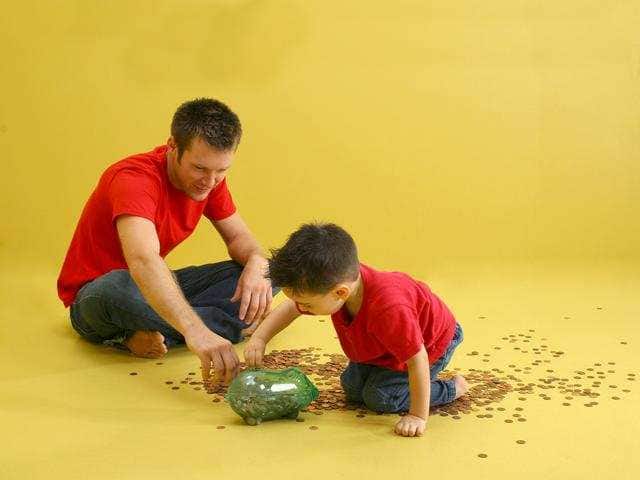 बच्चों को पैसे की वैल्यू जरुर बताएं. उन्हें यह बताएं कि पैसा मुश्किल से कमाया जाता है, यह भी बताएं कि पैसा होने पर उसका सही चीजों में इस्तेमाल करना चाहिए, उसे यह समझाएं कि कोई चीज खरीदने के लिए पैसे की जरुरत पड़ती है और उसके लिए मेहनत करनी पड़ती है.