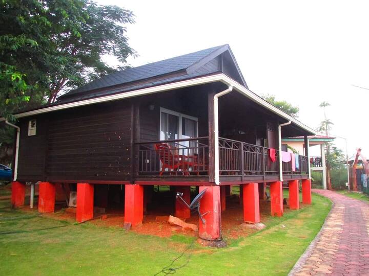 बांस की लकड़ी से बने इन रिसोर्ट और कॉटेज में 1 दिन रुकने के लिए 5 से 6 हजार का चार्ज किया गया है. इसके बनावटी के वजह से बड़ी संख्या में पर्यटक यहां ठहरने के साथ रात में कैम्प फायर का भी लुत्फ उठा रहे हैं.