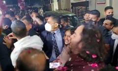 In Pics: अनंत अंबानी-राधिका मर्चंटचं मुंबईत दणक्यात स्वागत; फुलांची बरसात, ढोलताशे अन् तुफान गर्दी झाल्यानं वाहतूक कोंडी