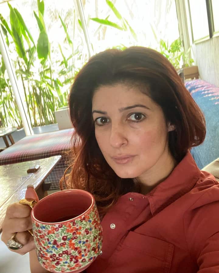 मिसेस फनीबोन्स हे पुस्तक ट्विंकलनं लिहिलं आहे. (twinkle khanna/instagram)