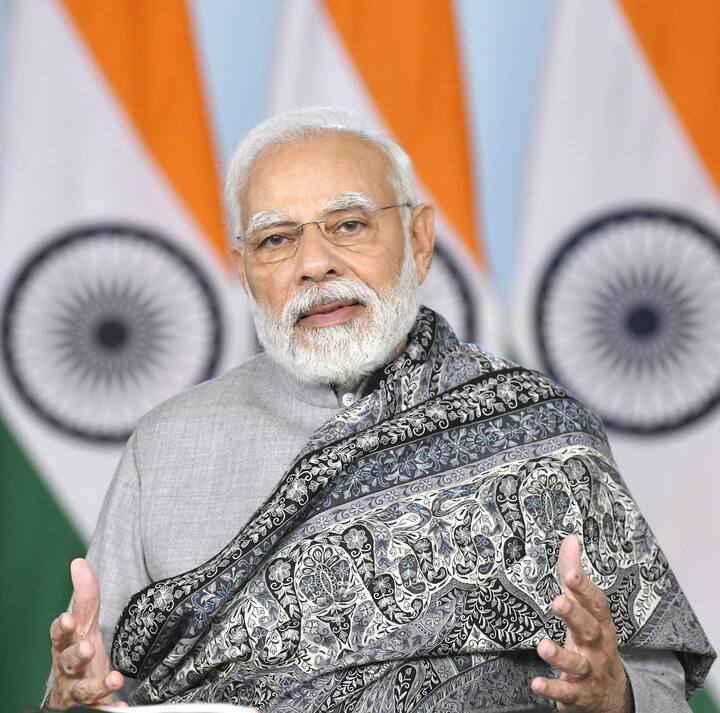 এরপর মধ্যাহ্ন ভোজ সেরে দুপুর ১-৫৫-য় গার্ডেনরিচ থেকে হেলিপ্যাডের দিকে রওনা দেবে মোদির কনভয়।