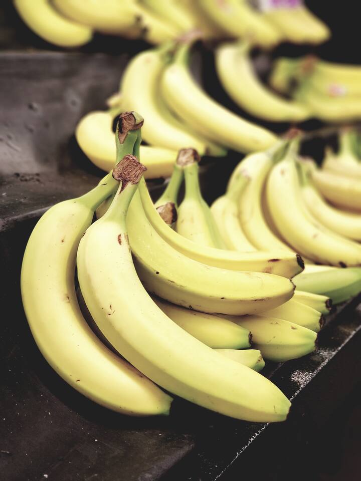 राज्यात भंडारा हा जिल्हा भात पिकासाठी प्रसिद्ध आहे. किंबहुना येथील उच्च प्रतीच्या तांदळाला भारतातच नव्हे तर परदेशातही मोठी मागणी असते. मात्र, आता इथे केळीचे पीक घेतलं जात आहे.