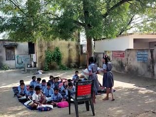Chandrapur ZP School : शाळेची जीर्ण इमारत पाडली, तीन वर्षांपासून इमारतीचा पत्ता नाही; विद्यार्थ्यांवर झाडाखाली बसून शिक्षण घेण्याची वेळ