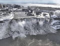 Niagara Falls : सुप्रसिद्ध नायगारा धबधबा गोठला; अमेरिकेला हिमवादळाचा तडाखा, हाडं गोठवणारी थंडी