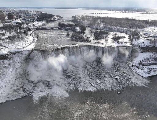 Niagara Fall Frozen : जगातील सर्वात मोठा आणि जगप्रसिद्ध नायगारा धबधबा (Niagara Falls) गोठला आहे. अमेरिकेला (America)  हिमवादळाचा (Blizzard) तडाखा बसला आहे.