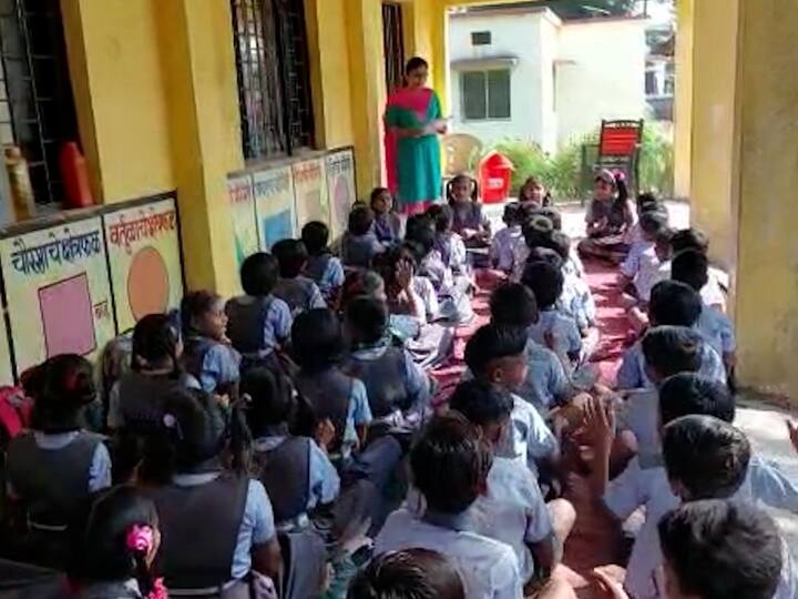 विशेष म्हणजे शाळेला इमारत नसताना देखील शाळेची असलेली 62 ही पटसंख्या कौतुकाचा विषय आहे. मात्र इमारती अभावी ही पटसंख्या कधीपर्यंत टिकणार हाही प्रश्नच आहे.