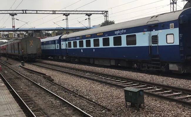 maharashtra news nashik news Janshatabdi Express accident at Manmad railway station Nashik News : गाडी सुरु झाली अन् कपलिंग तुटली, मनमाड स्थानकावर जनशताब्दी एक्सप्रेसला अपघात 