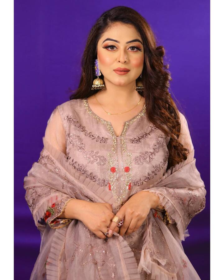 फलक नाज सोशल मीडियावर खूप सक्रिय असते. फलक तिचे रील्स आणि फोटो शेअर करुन चाहत्याचे मनोरंजन करताना दिसते.