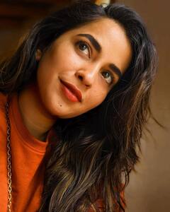 Komalee Prasad: ఎర్ర గులాబీలా మెరిసిపోతున్న కోమలి - కుర్రాళ్ల గుండెల్లో గిలిగిలి