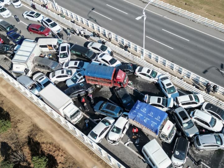 Zhengzhou Highway: More than 200 vehicles collided in Zhengzhou, China