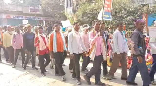 छत्तीसगढ़ के सरगुजा संभाग में रहने वाले राष्ट्रपति के दत्तक पुत्र कहे जाने वाले विशेष पिछड़ी पंडो जनजाति के लोगों को शासकीय योजनाओं का लाभ नहीं मिल पा रहा है.