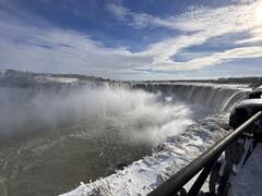 Niagara Falls Frozen: जम गया नियाग्रा फॉल, अमेरिका में बर्फीले तूफान का कहर जारी, देखें तस्वीरें